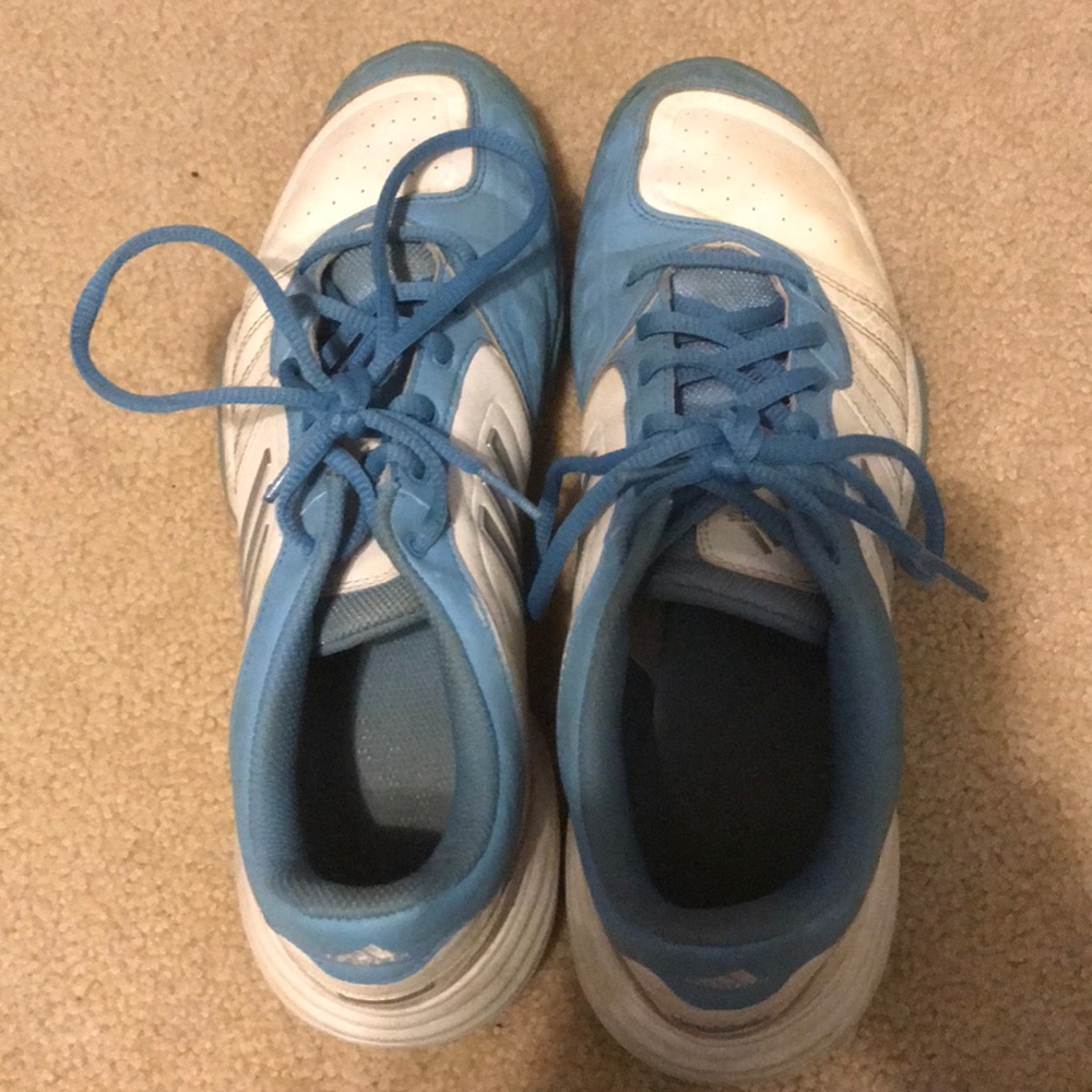 Tennis shoes
